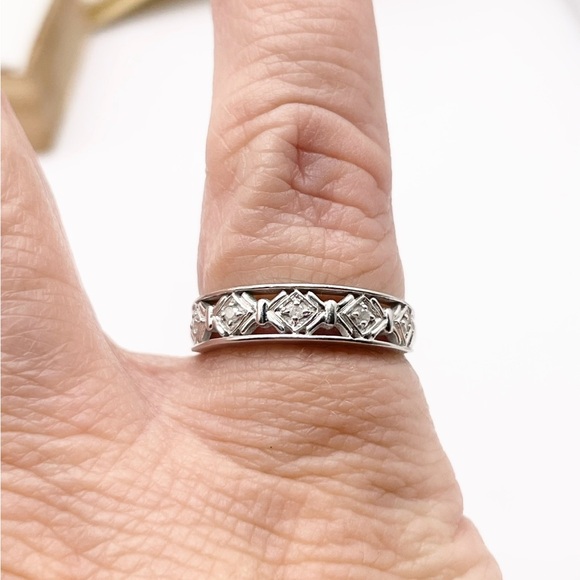 Size 6 Diamond chips 925 Sterling Silver Ring - Picture 6 of 8